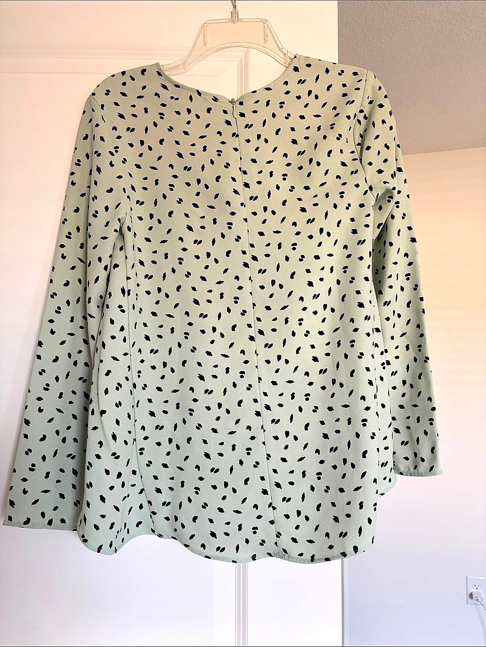 H&M Animal Print Blouse in Green & Black Size Medium Like New